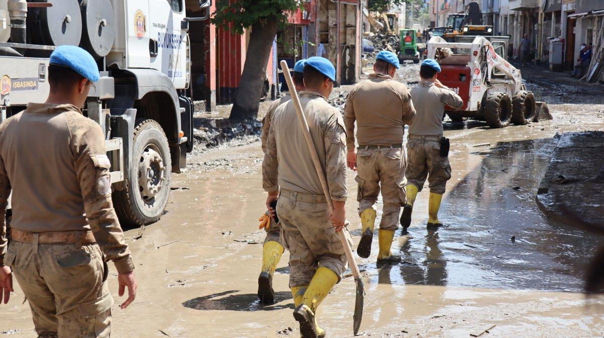 Mehmetçik felaket bölgesinde gönül kazanmaya devam ediyor