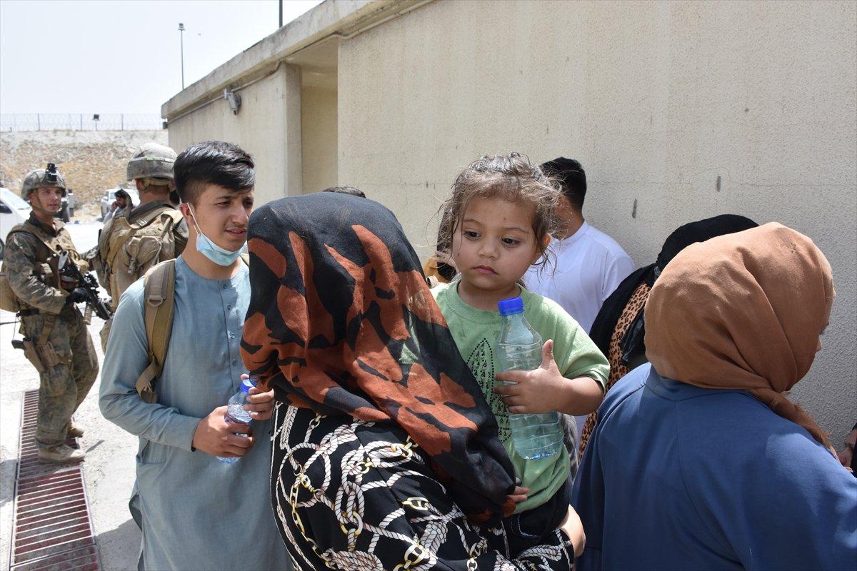 Kabil Havalimanı'nda gergin bekleyiş sürüyor