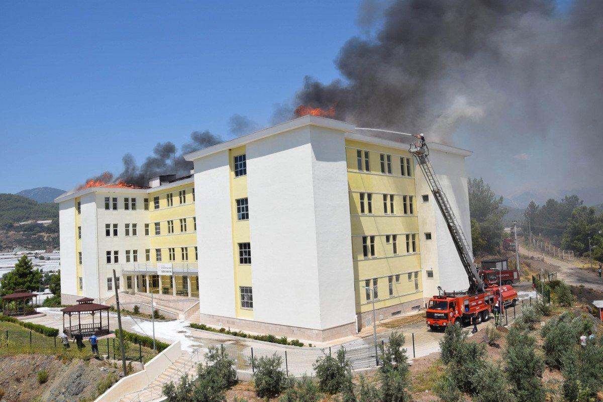 Antalya’da öğrenci yurdu çatısında yangın