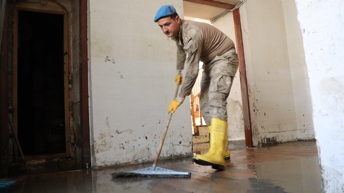 Mehmetçik felaket bölgesinde gönül kazanmaya devam ediyor