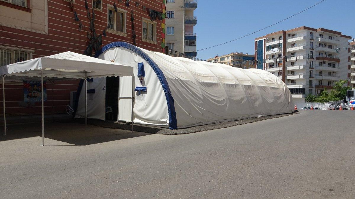 Evlat nöbetindeki anne: Oğlum kaç gel, seni bekliyorum