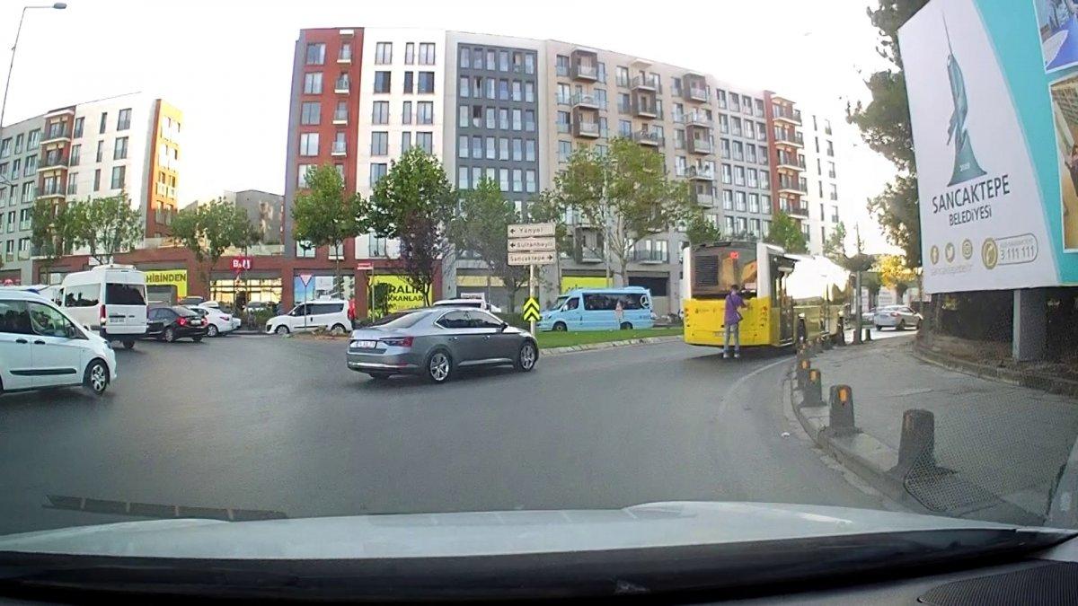 Sancaktepe’de patenli genç, İETT otobüsüne tutunup yolculuk yaptı
