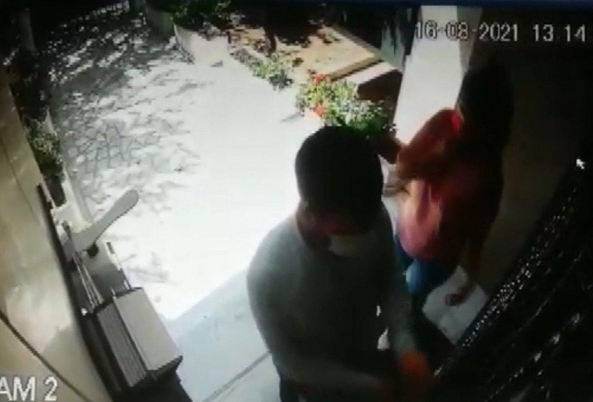 Üsküdar’da, çaldıkları ziynet eşyalarının yerine su dolu sürahi bıraktılar