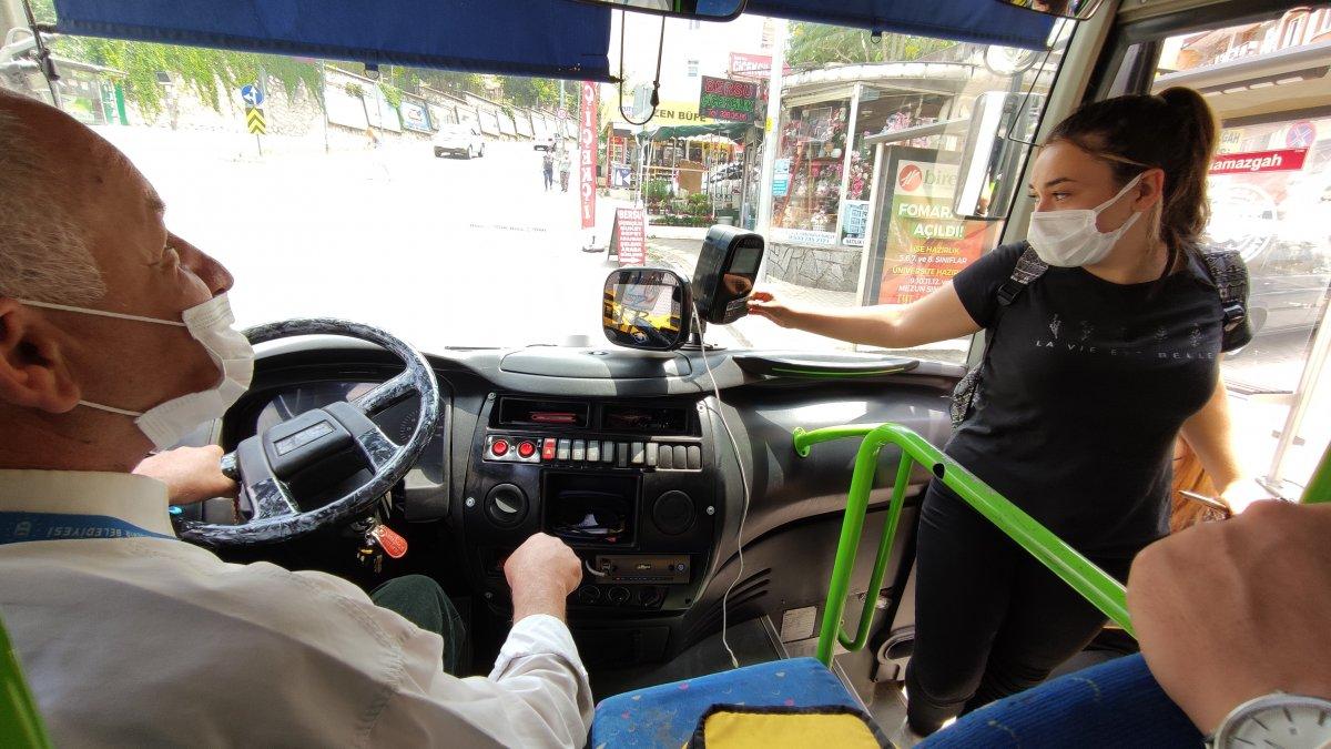 Bursa'daki güler yüzlü şoförün adı, 'Hoş geldin şoför' olarak biliniyor