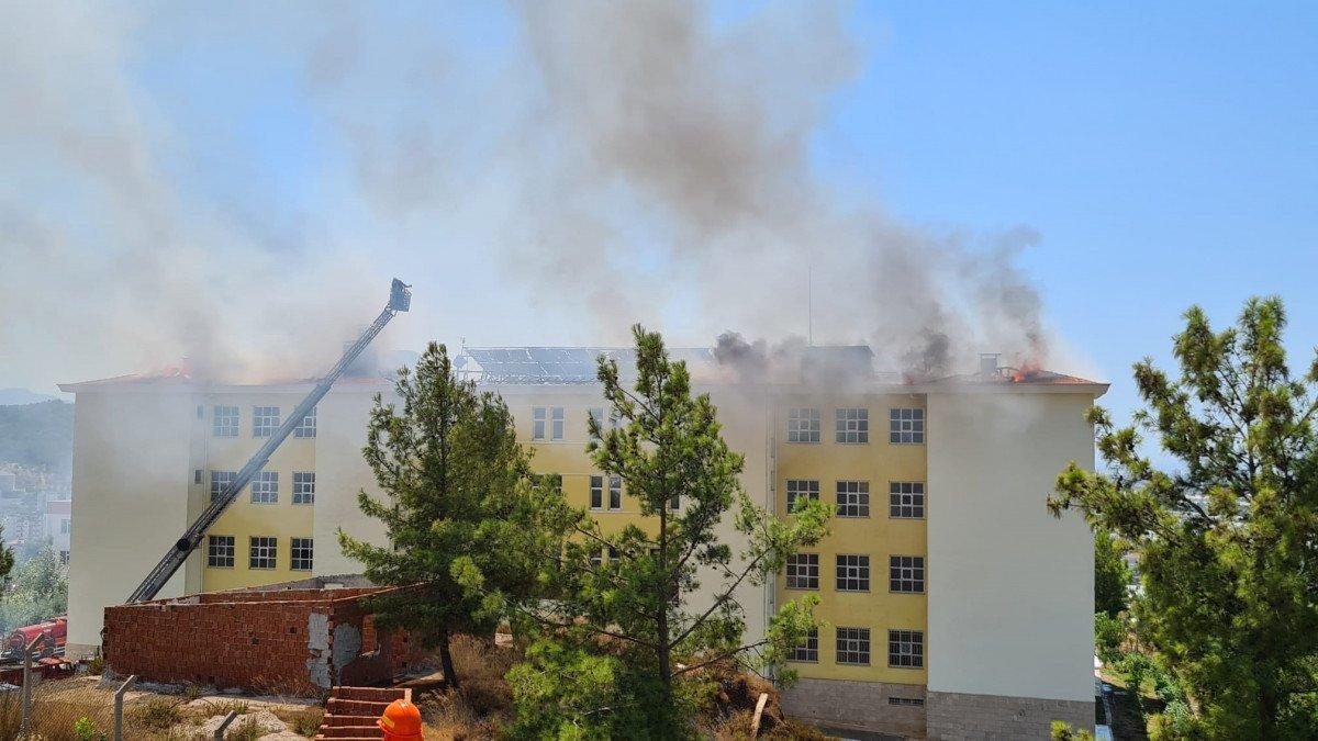 Antalya’da öğrenci yurdu çatısında yangın