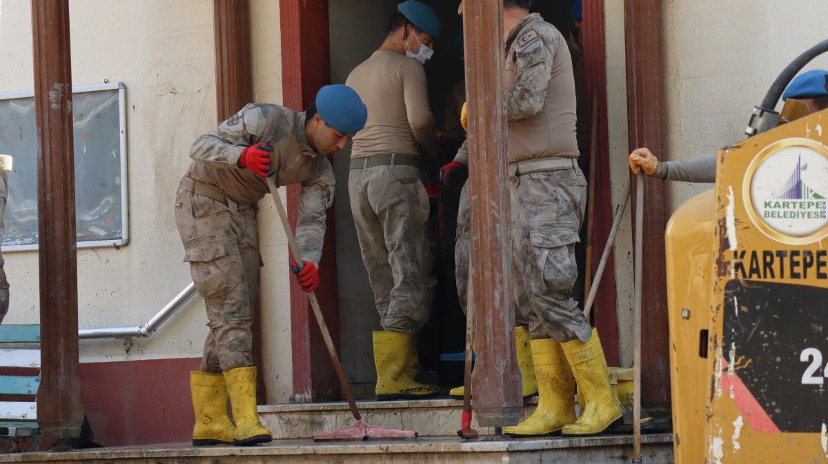 Mehmetçik felaket bölgesinde gönül kazanmaya devam ediyor