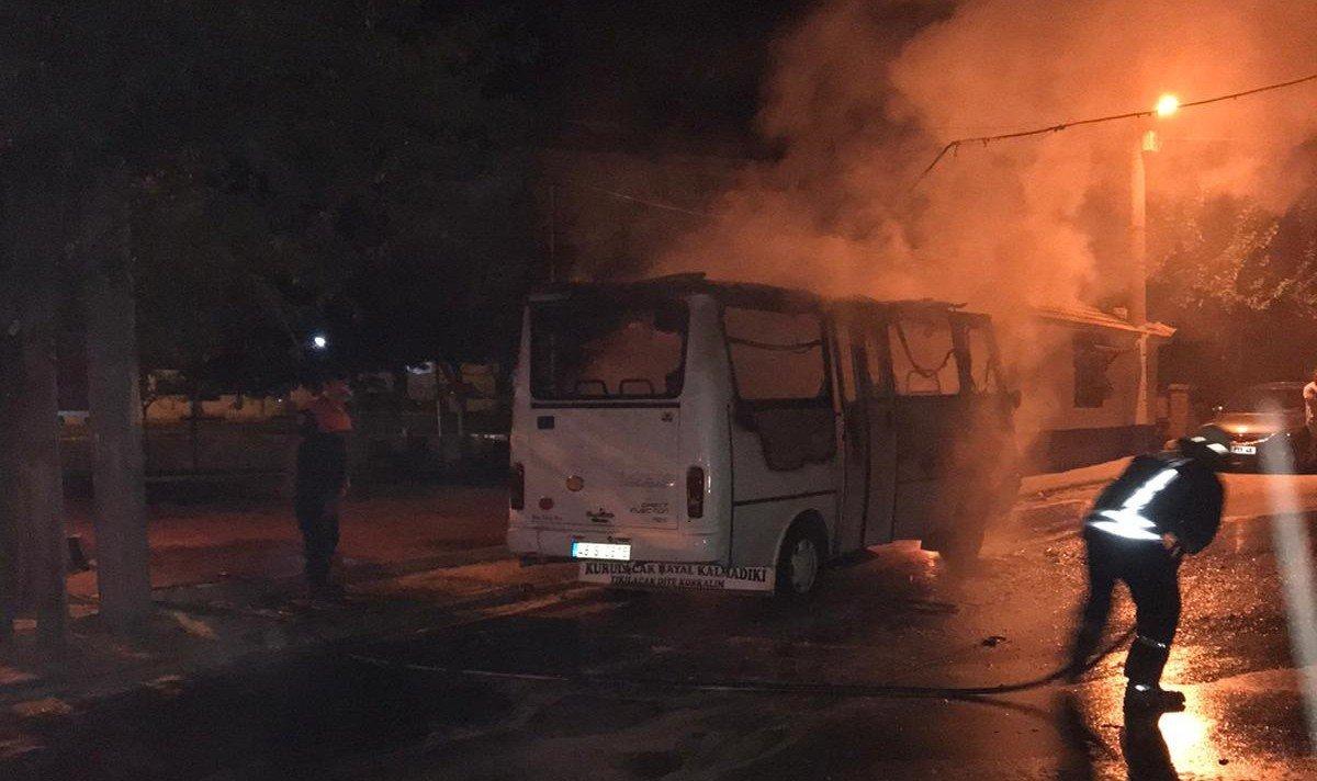 Muğla’da park halindeki minibüs alev alev yandı