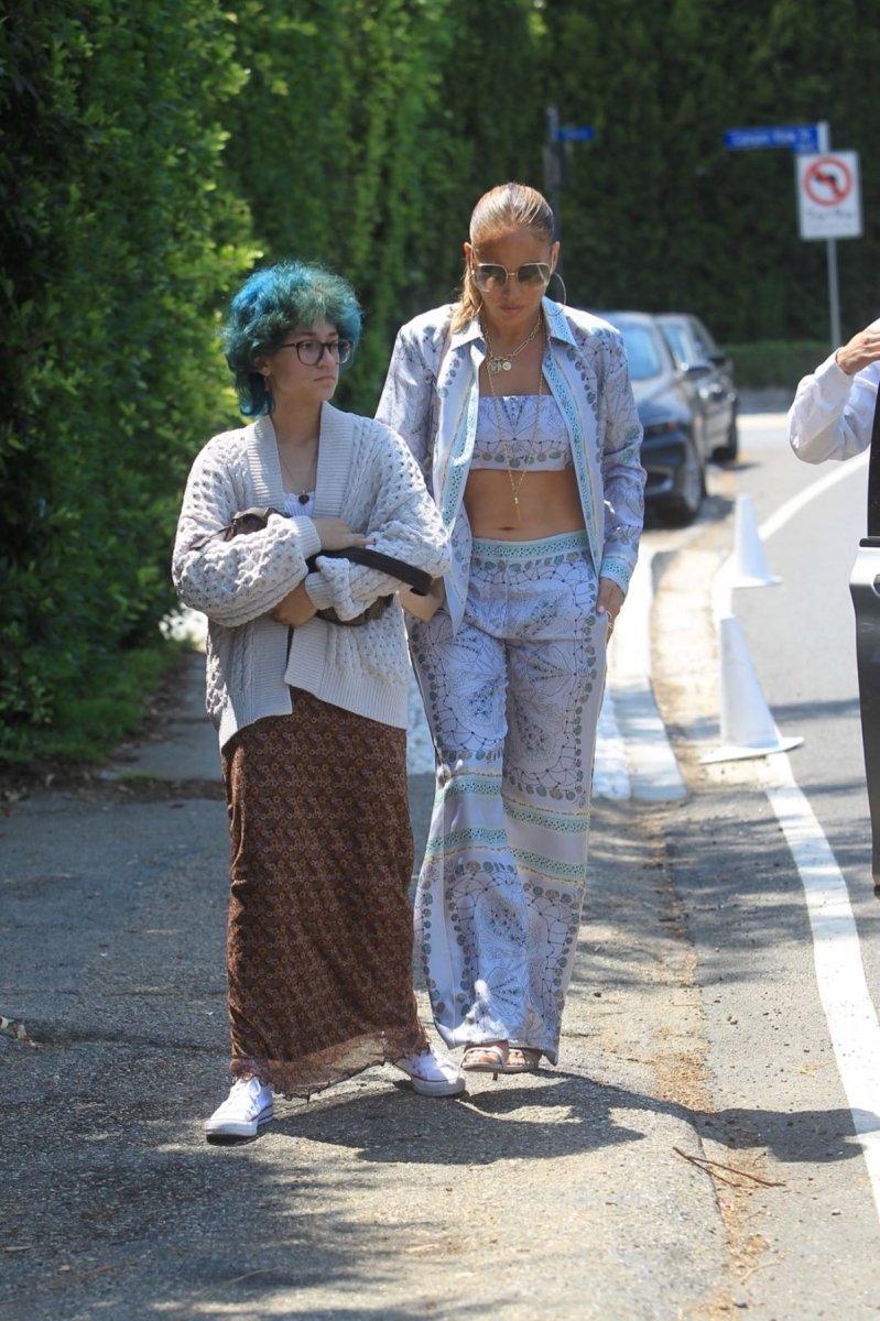 Jennifer Lopez'in kızı Emme tarzıyla şaşırttı