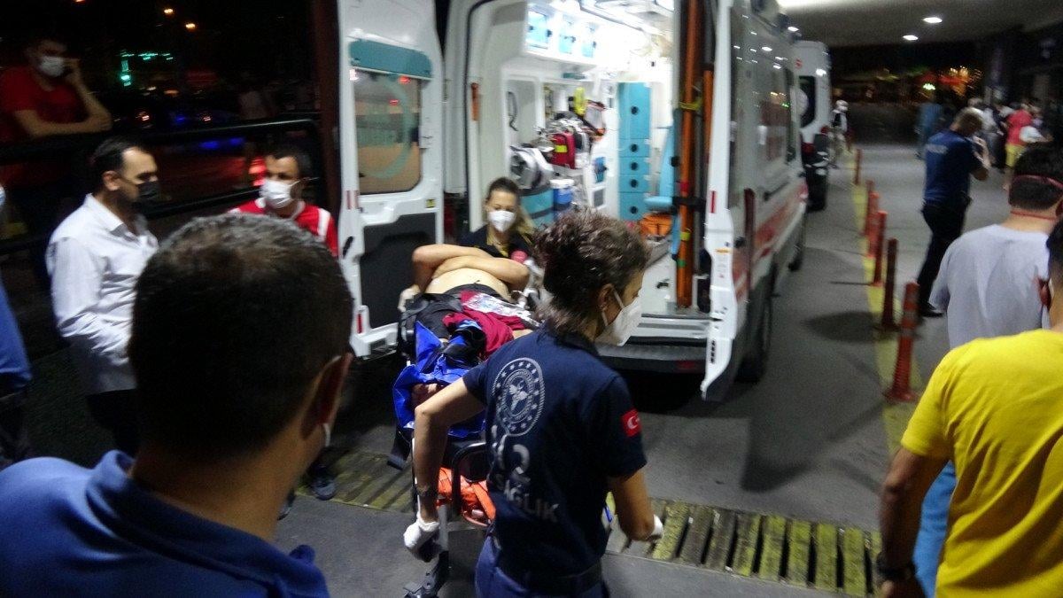 İzmir'deki halı sahada kavga: Polislerle çatıştılar