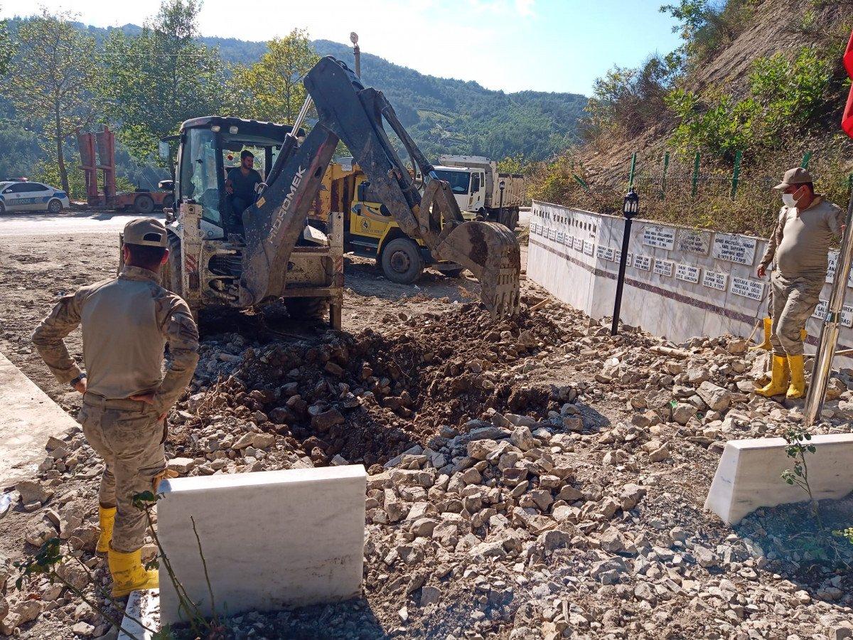 Kastamonu'da şehit mezarını komandolar temizledi