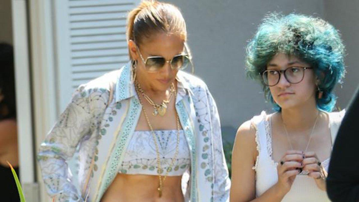 Jennifer Lopez'in kızı Emme tarzıyla şaşırttı