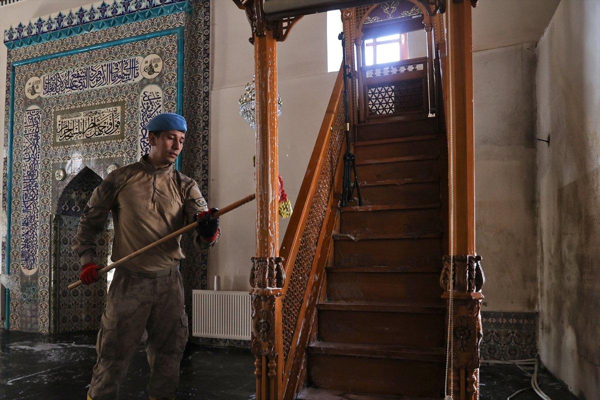 Kastamonu'da komandolar, camiyi su ve köpükle yıkadı