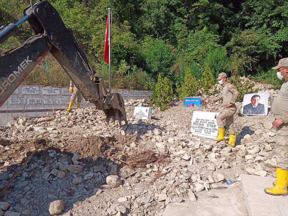 Kastamonu'da şehit mezarını komandolar temizledi
