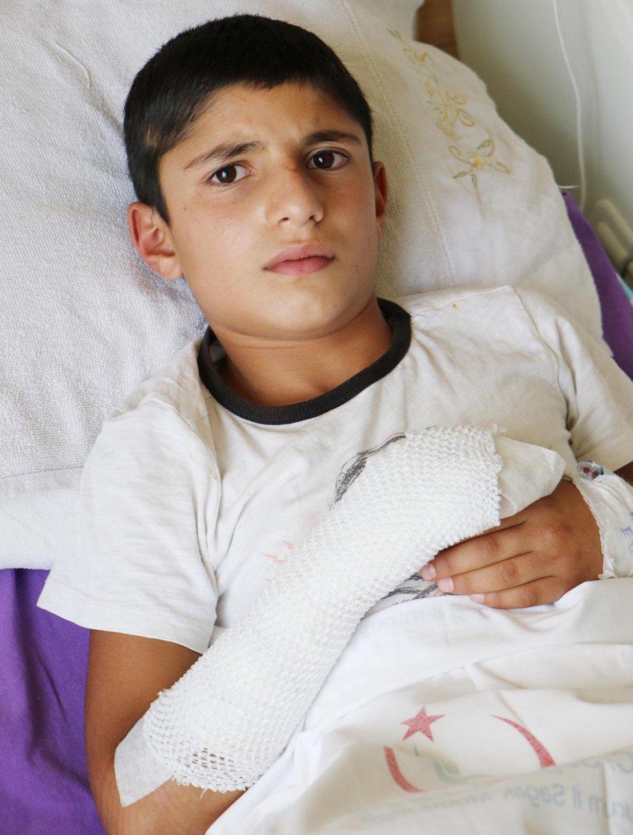 Erzurum’da yer bulduğu cisim, taşla vurunca patladı