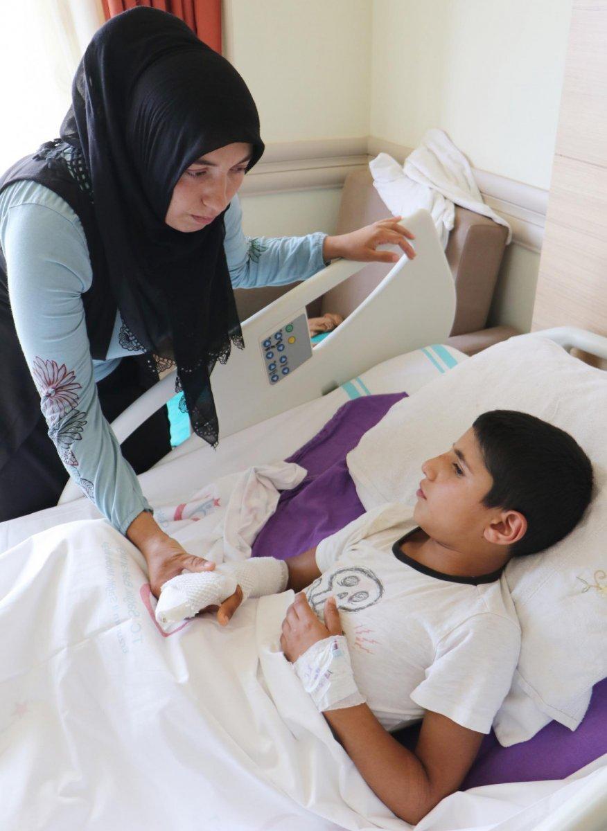 Erzurum’da yer bulduğu cisim, taşla vurunca patladı