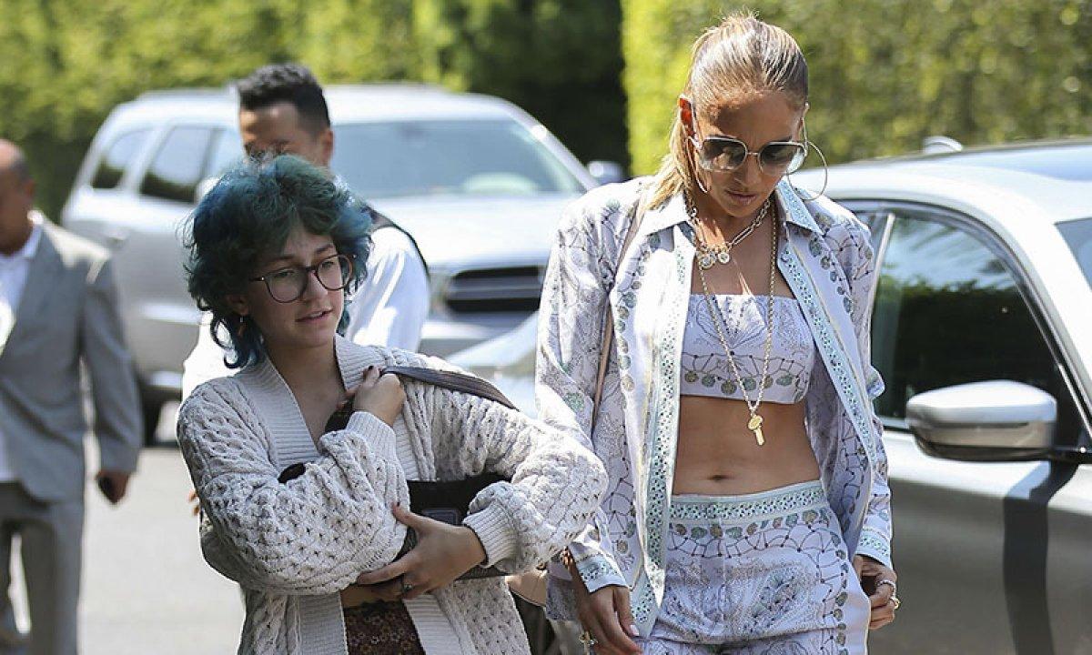 Jennifer Lopez'in kızı Emme tarzıyla şaşırttı