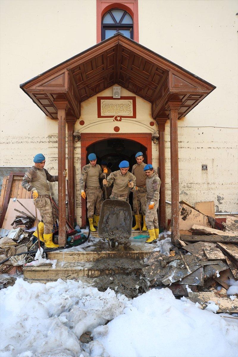 Kastamonu'da komandolar, camiyi su ve köpükle yıkadı