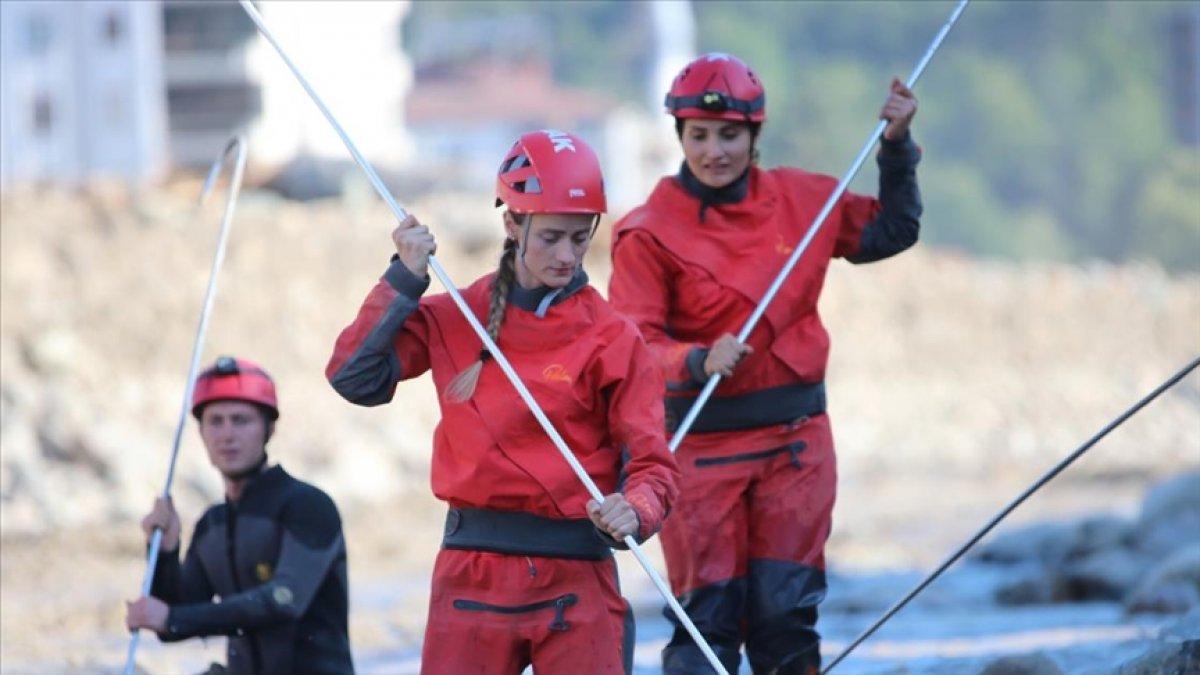 Jandarmanın kadın personeli Ezine Çayı'nda kayıpları arıyor