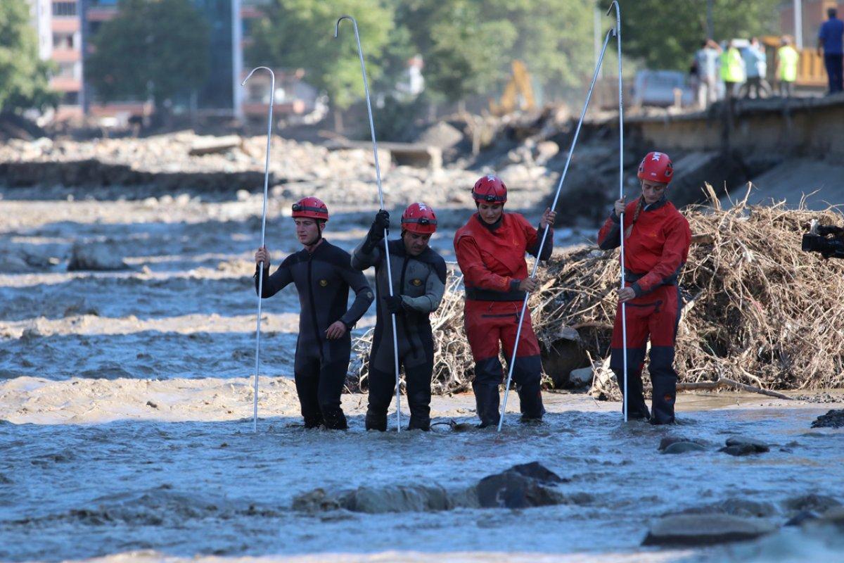 Jandarmanın kadın personeli Ezine Çayı'nda kayıpları arıyor