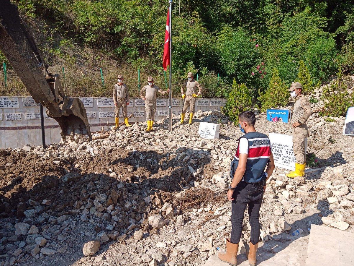 Kastamonu'da şehit mezarını komandolar temizledi