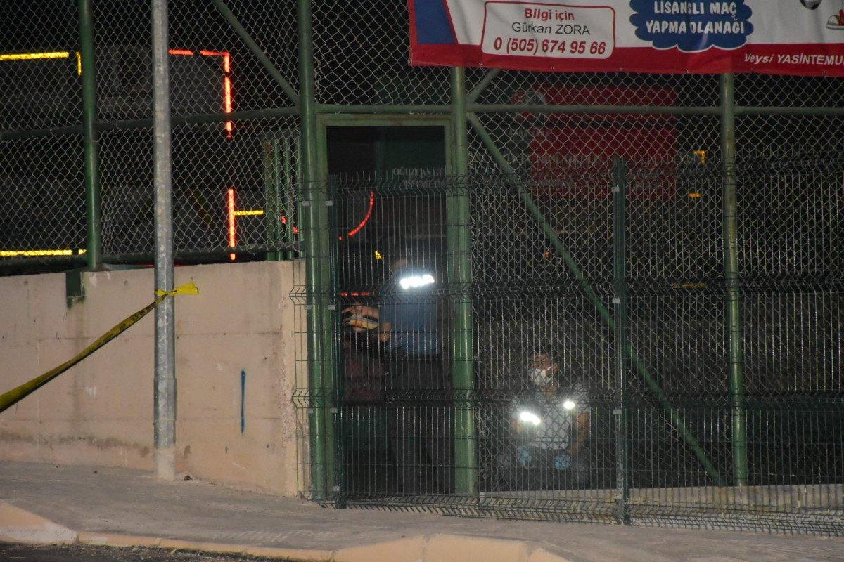 İzmir'deki halı sahada kavga: Polislerle çatıştılar