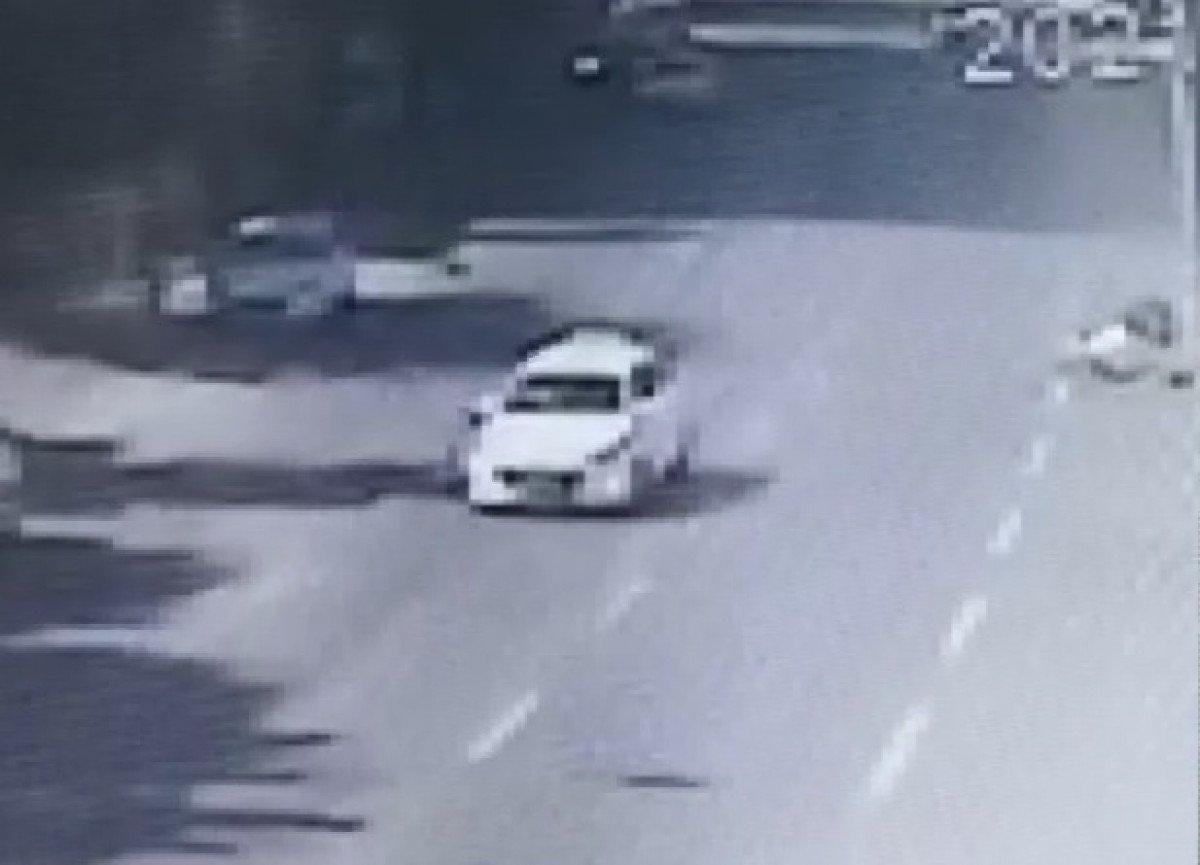 Kağıthane'de kontrolden çıkan otomobil takla attı