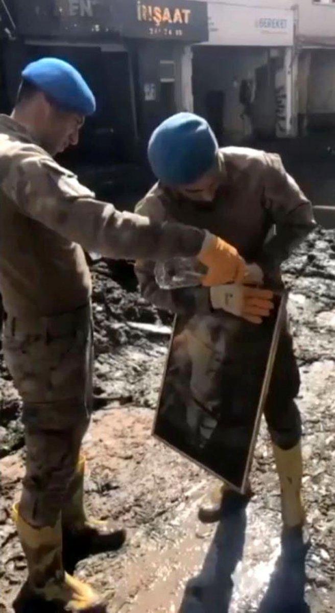 Sel mağduru Bingül Teyze, eşinin hediyesi Kur'an-ı Kerim'e kavuştu