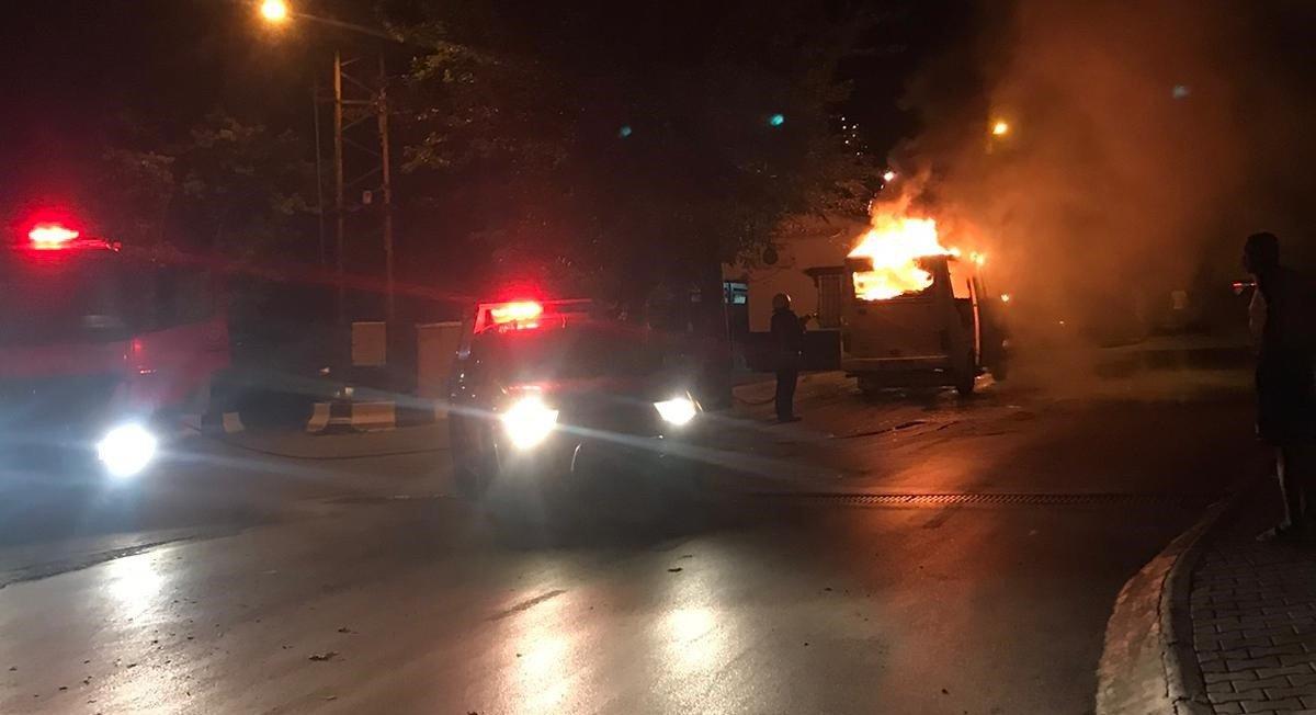 Muğla’da park halindeki minibüs alev alev yandı