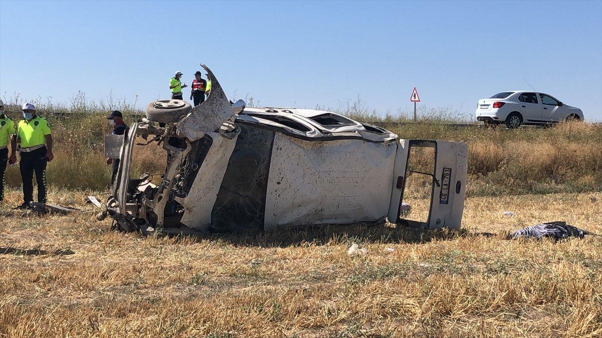 Kayseri'de hafif ticari araç şarampole devrildi: 3 ölü, 9 yaralı