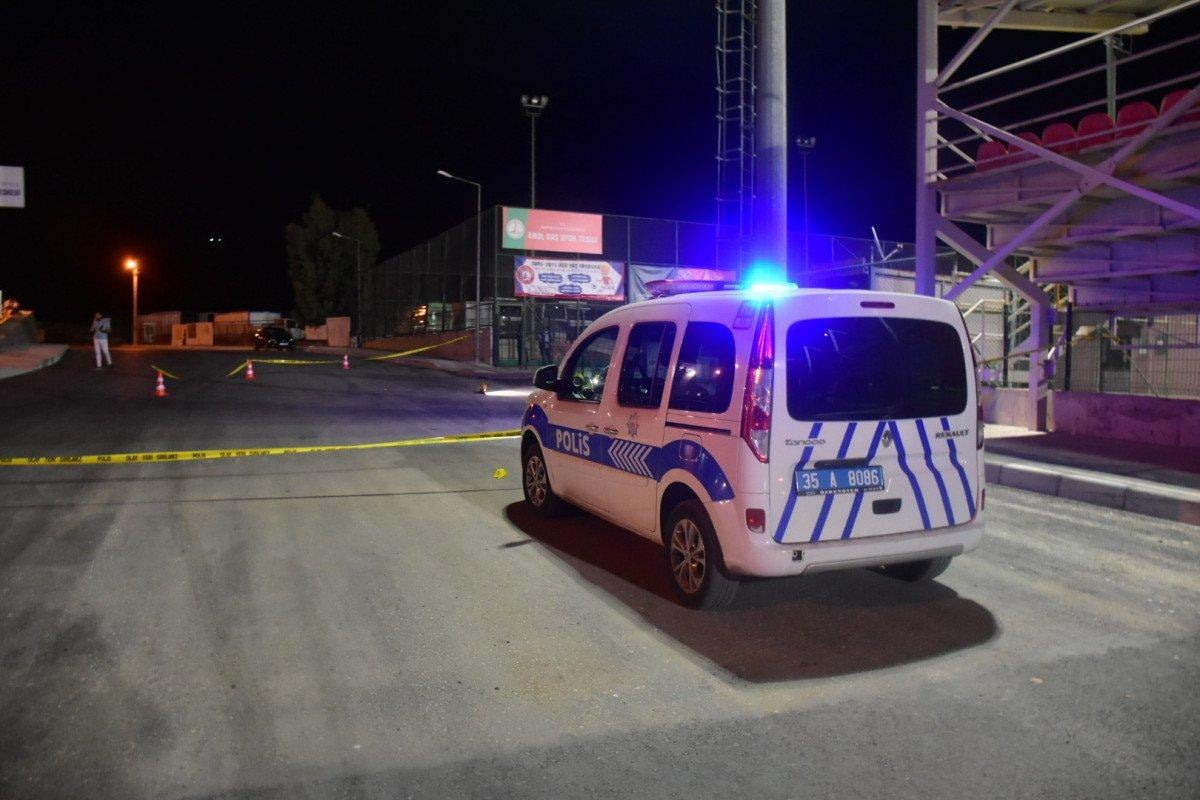 İzmir'deki halı sahada kavga: Polislerle çatıştılar