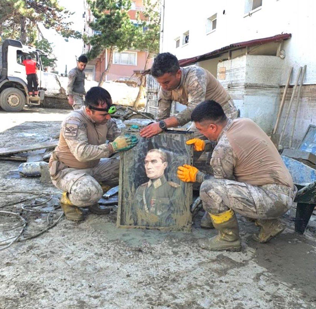 Sel mağduru Bingül Teyze, eşinin hediyesi Kur'an-ı Kerim'e kavuştu