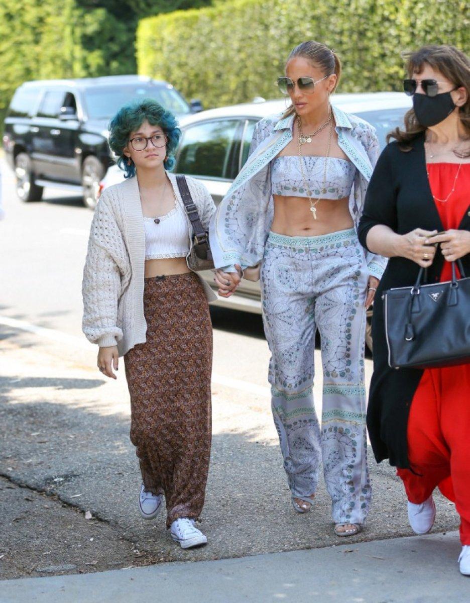 Jennifer Lopez'in kızı Emme tarzıyla şaşırttı