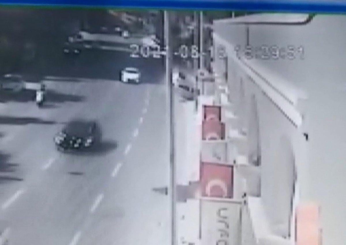 Kağıthane'de kontrolden çıkan otomobil takla attı