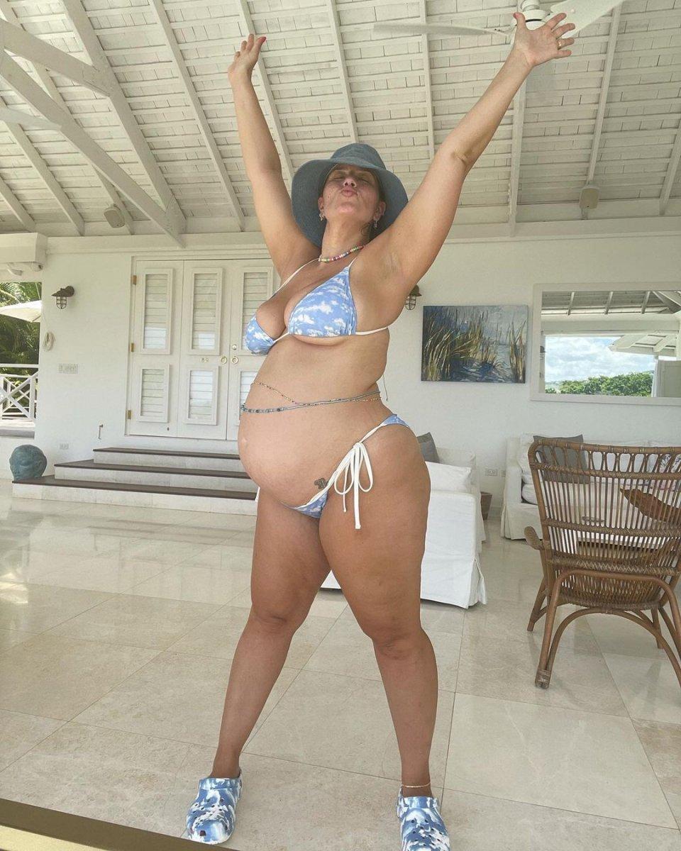 Hamile Ashley Graham'dan bikinili poz
