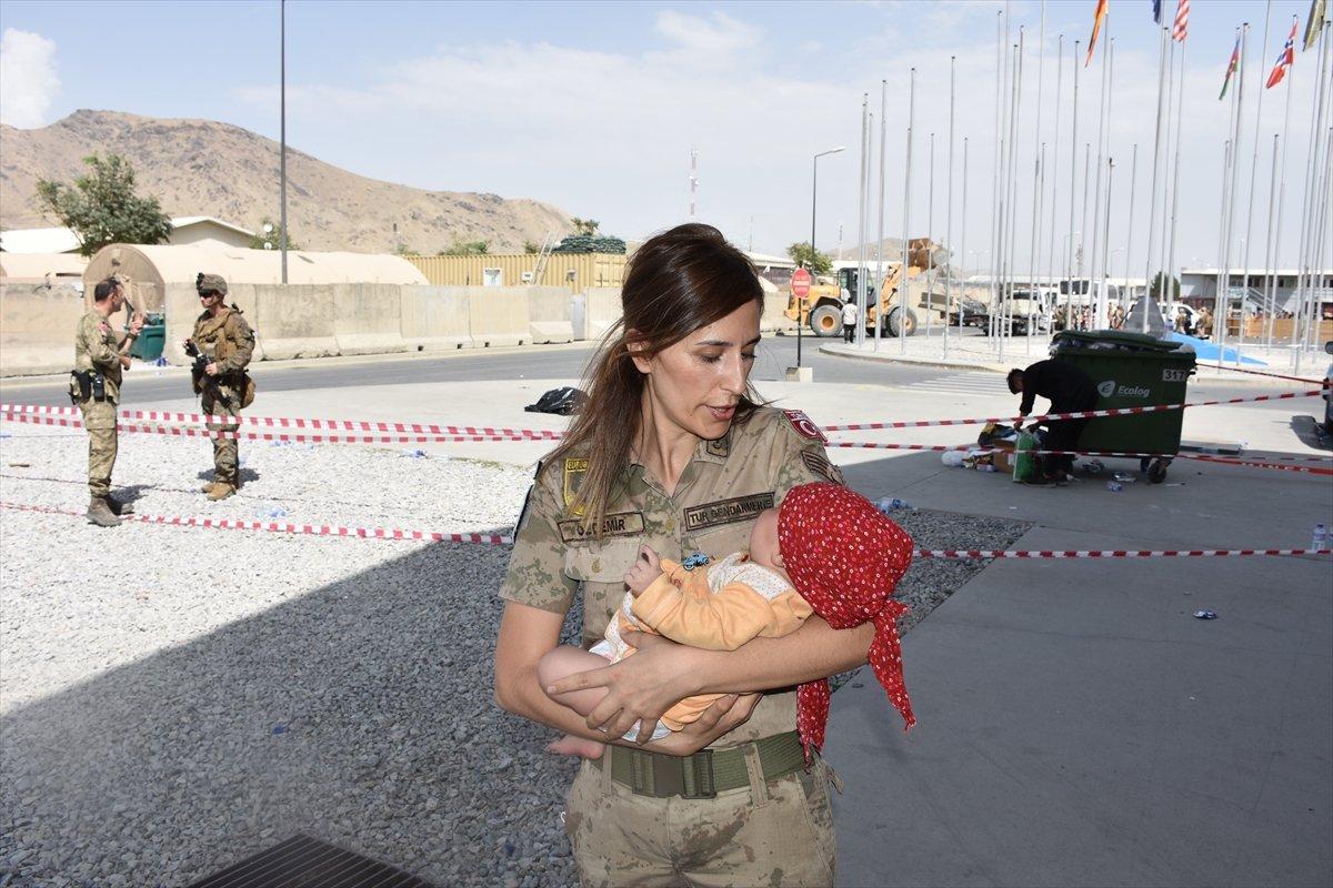 Türk askeri, Kabil'de annesinden ayrı düşen Hadiya bebeğe şefkat elini uzattı