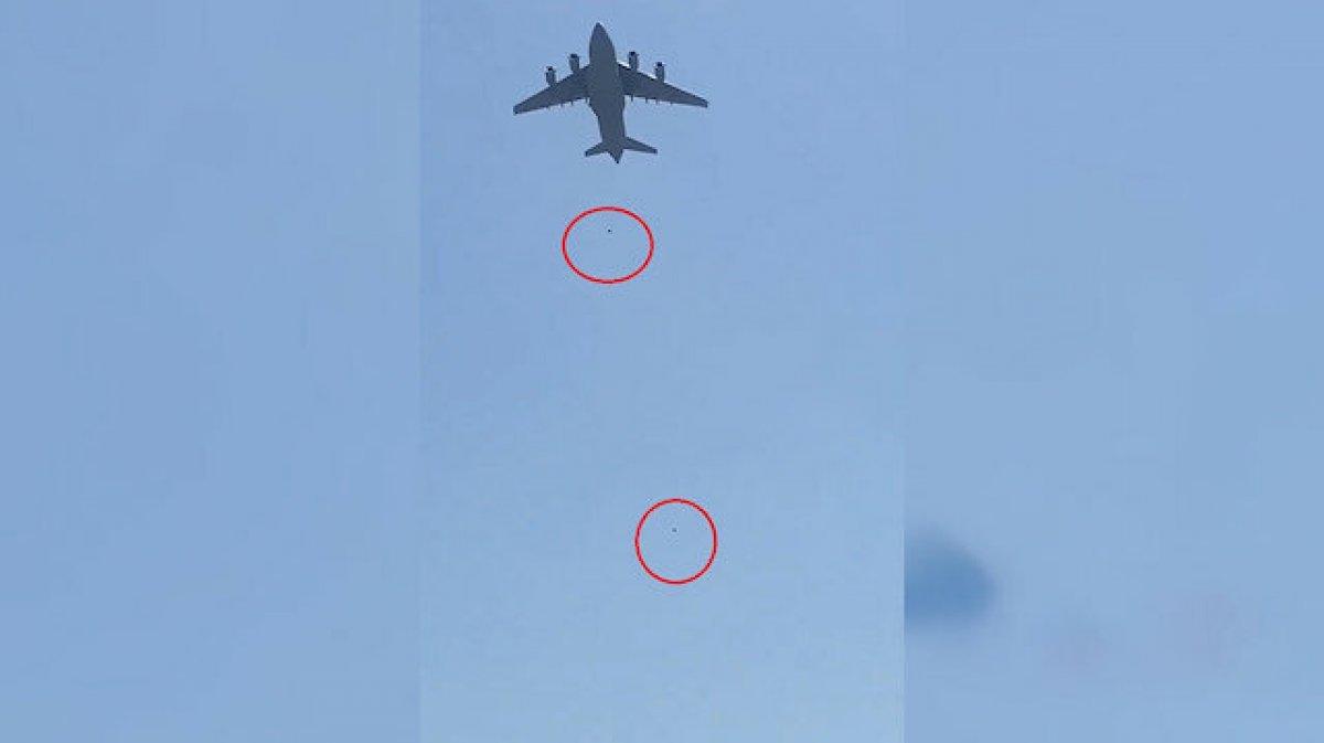 Afganistan'da uçaktan düşen insanların resmedildiği tişörtler ABD'de satışta