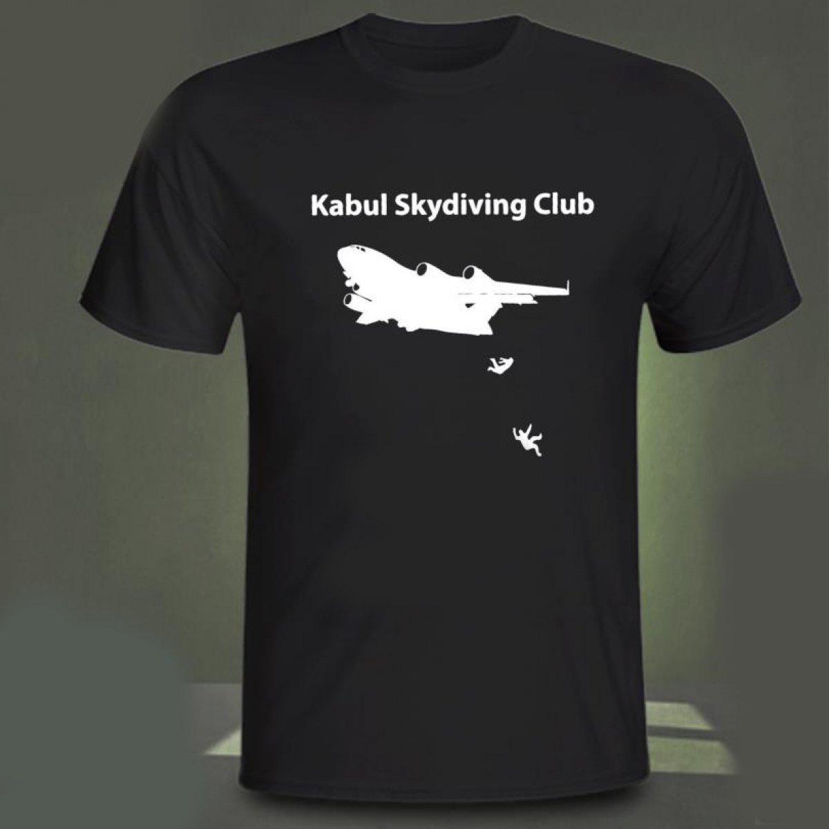 Afganistan'da uçaktan düşen insanların resmedildiği tişörtler ABD'de satışta