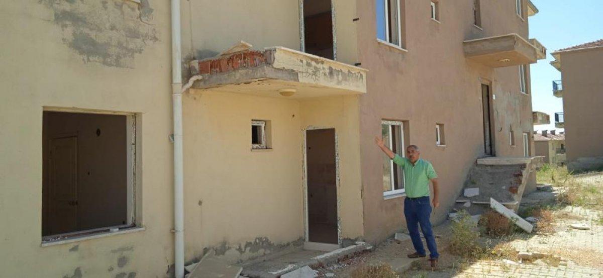 Afyonkarahisar'da deprem konutlarından her şey çalındı