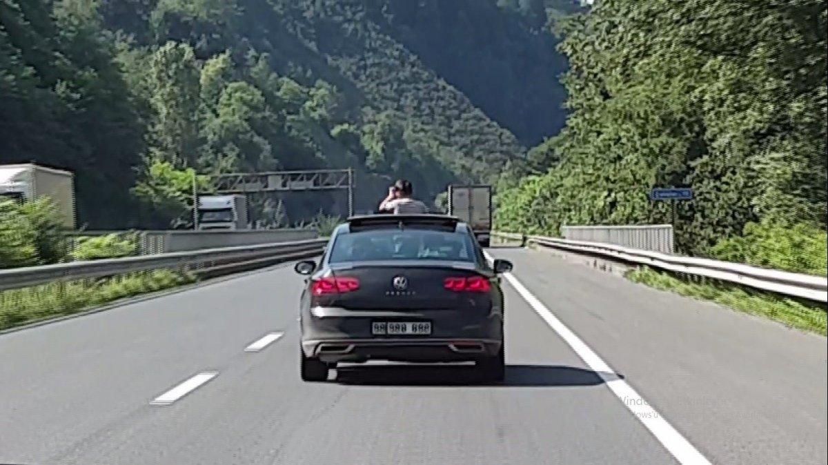 Ordu'da otomobilin cam tavanından sarkan çocuk korkuttu
