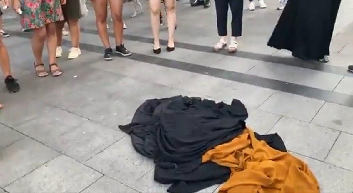 İzmir'de Afgan kadınlar için soyunma eylemi