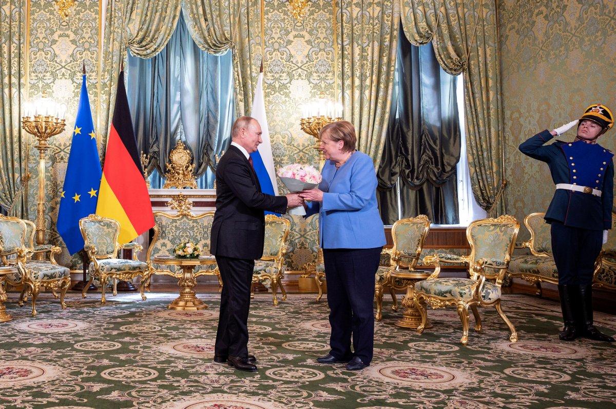 Vladimir Putin, Angela Merkel'e çiçek hediye etti