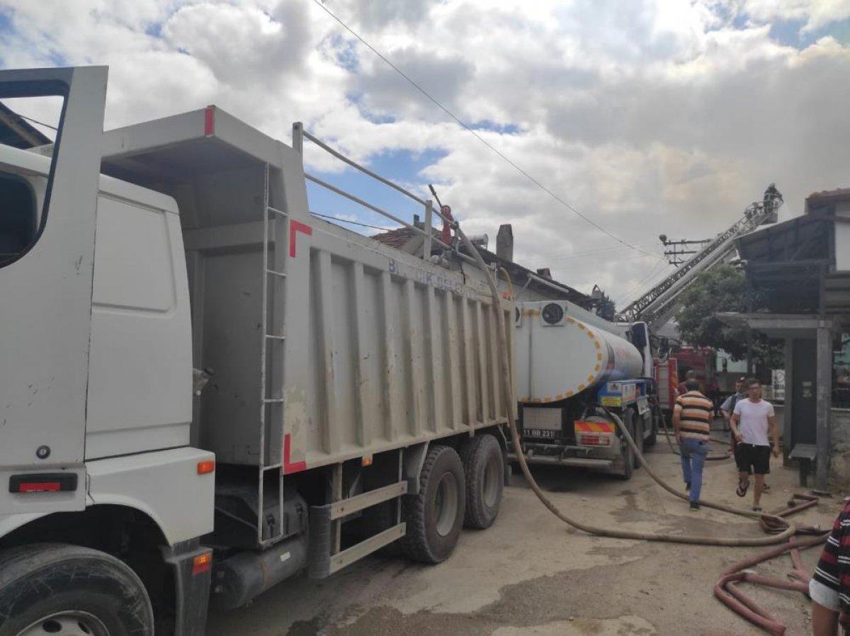 Bilecik'te 2 ev yanarak küle döndü