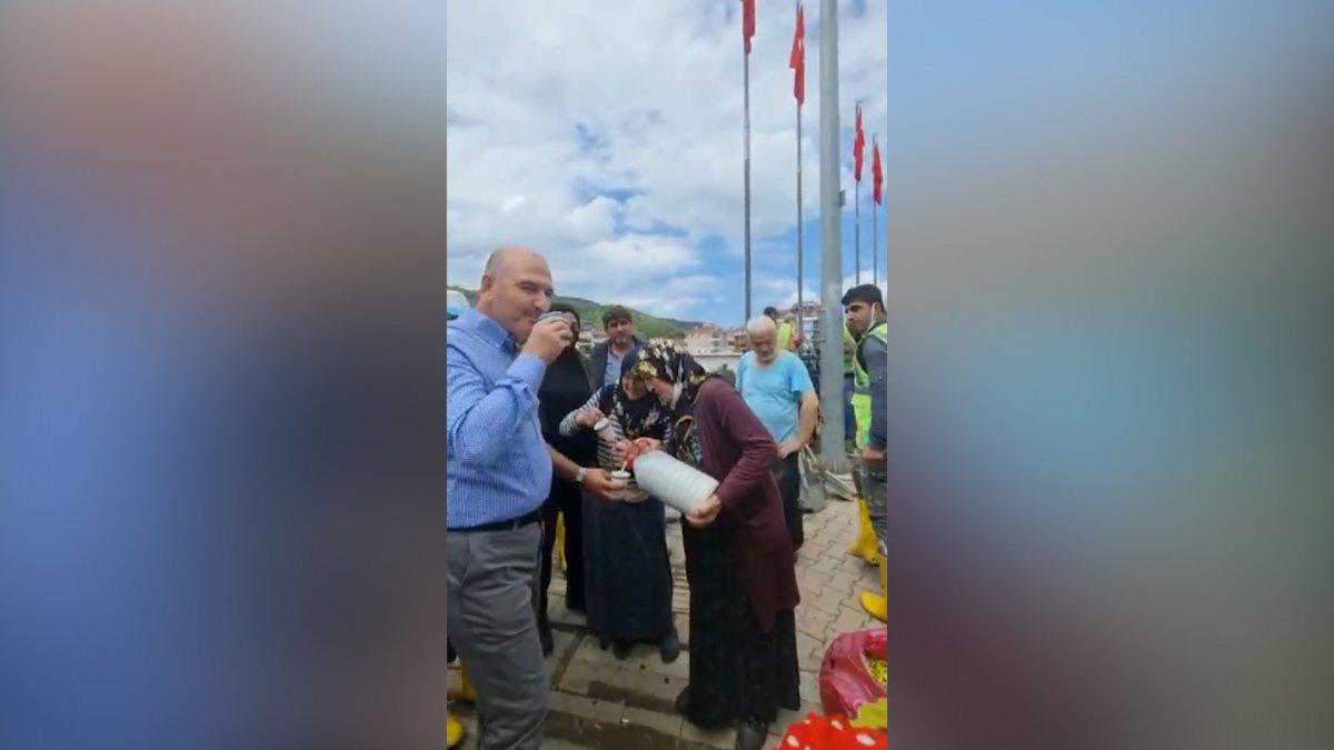 Kastamonulu teyzelerden Süleyman Soylu ve ekiplere ayran ikramı