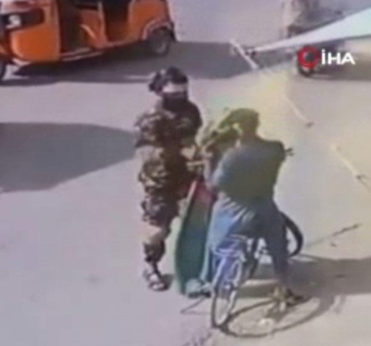 Taliban'ın Afganistan bayrağı taşıyanlara müdahalesi