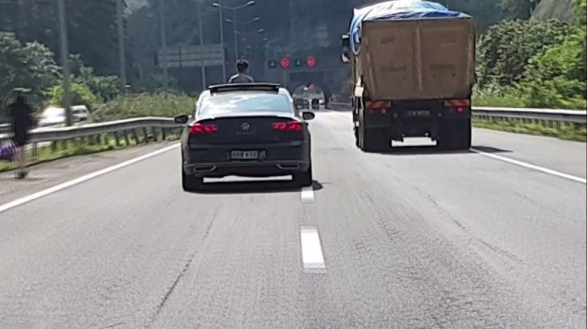 Ordu'da otomobilin cam tavanından sarkan çocuk korkuttu