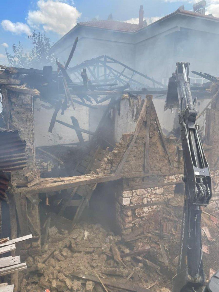 Bilecik'te 2 ev yanarak küle döndü