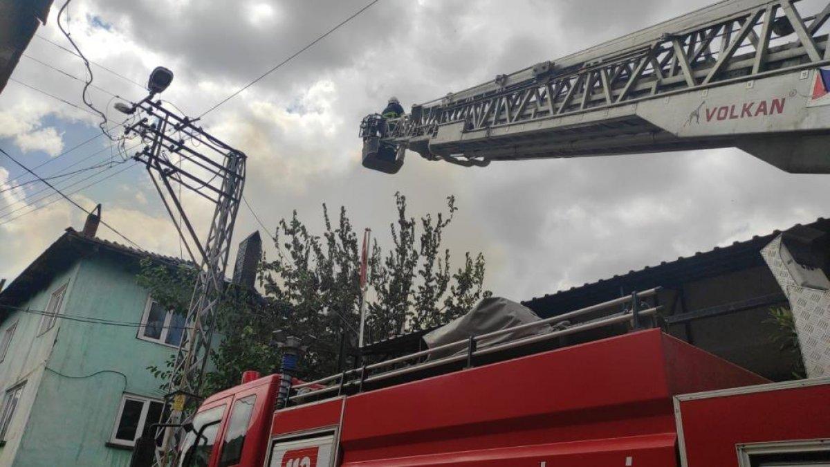 Bilecik'te 2 ev yanarak küle döndü