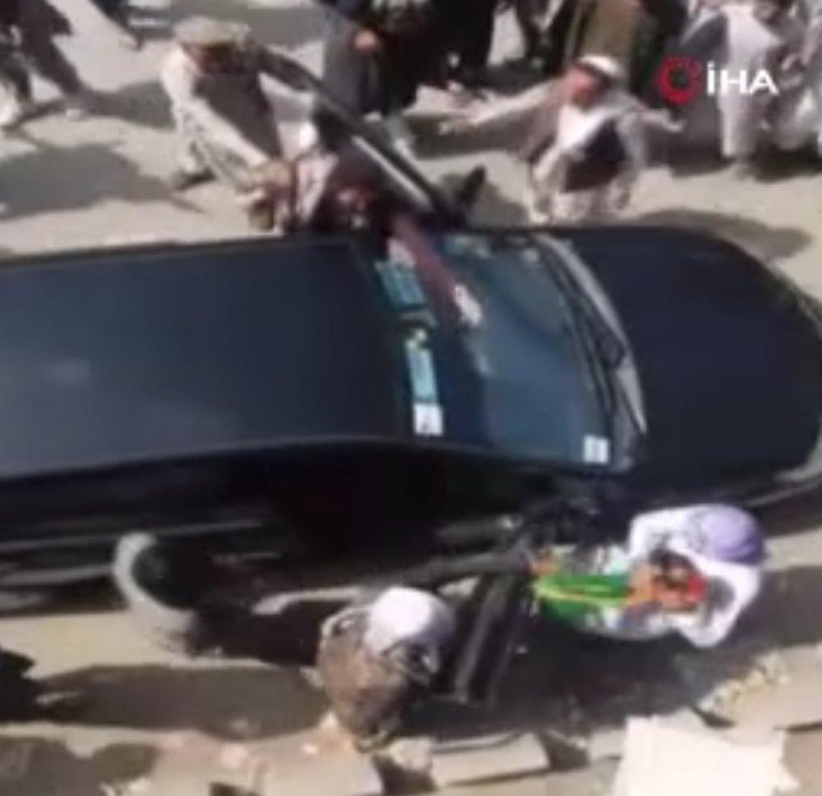 Taliban'ın Afganistan bayrağı taşıyanlara müdahalesi