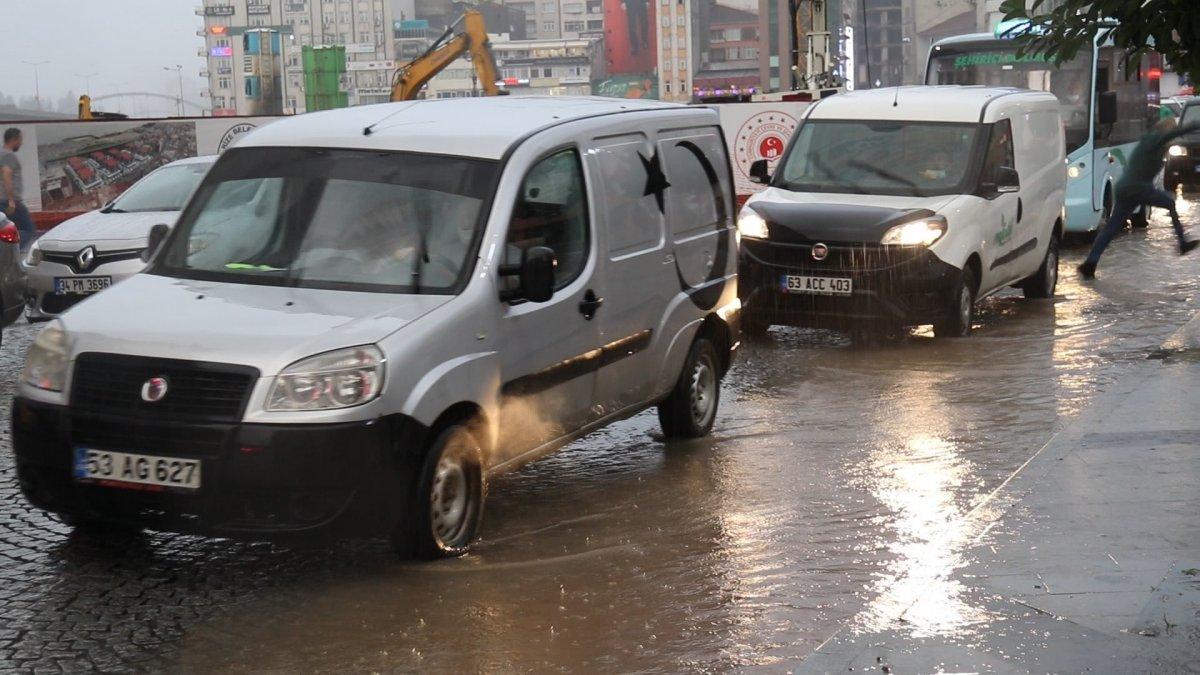 Rize’de sağanak yağış etkili oldu