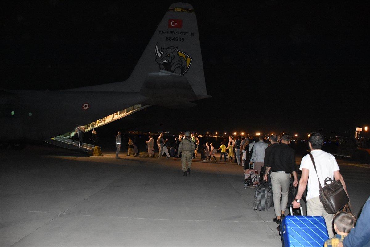Afganistan'daki Türk vatandaşlar tahliye edildi